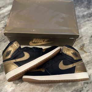 Nike Air Jordan 1 High Retro Metallic Gold size 8.5